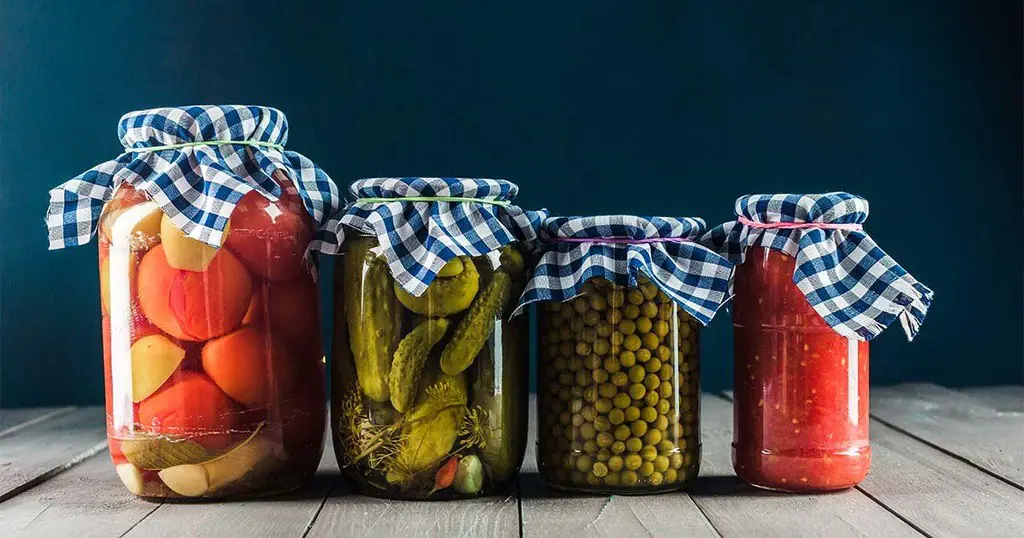 When to Use a Pressure Cooker vs Water Bath Canning