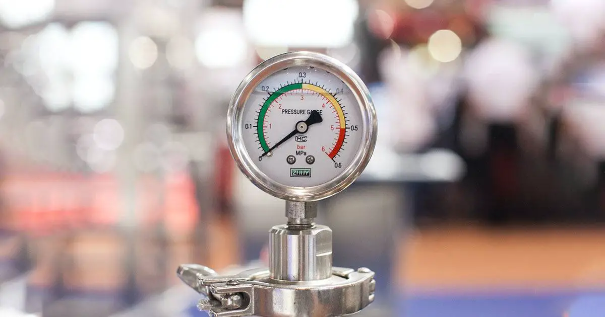 When to Use a Pressure Cooker vs Water Bath Canning