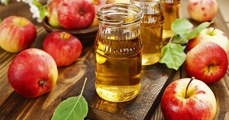 fresh-apple-juice-bottle-on-wooden