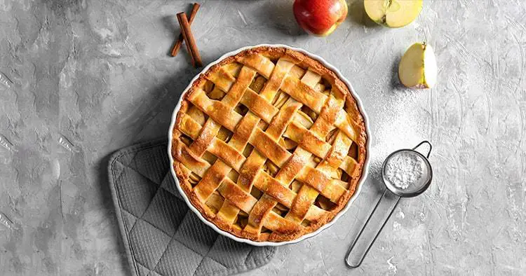 Composition with delicious apple pie on light background